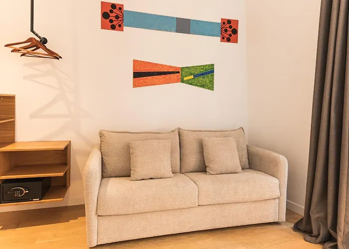 里切里尔卢浮酒店 3*