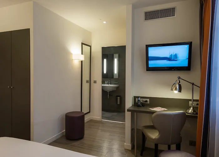 里切里尔卢浮酒店 3*